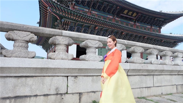 Hình ảnh Minh Hằng mặc bộ Hanbok truyền thống của người dân Hàn Quốc.