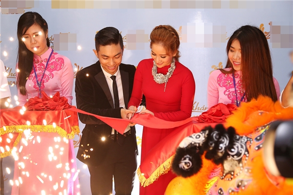 Vợ chồng Khánh Thi - Phan Hiển thực hiện nghi thức khai trương trung tâm dạy nhảy mang tên Khánh Thi Academy.