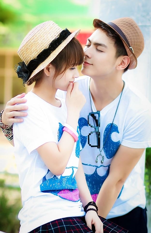 Trước khi yêu Chúng Huyền Thanh, Nguyễn Quân từng có chuyện tình đẹp với hot girl Hoàng Mây, sinh năm 1992. 