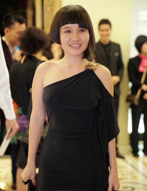 Mai Khôi thường xuyên bị bắt gặp với vòng 1 khá nhạy cảm khi diện những váy cocktail, ôm sát khi cô “quên” mang theo nội y.