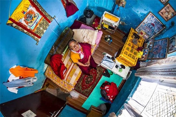 Từ năm 2010, nhiếp ảnh gia Nam Phi John Thackwray bắt đầu một cuộc hành trình trên toàn thế giới với dự án mang tên My Room. John lắp một máy ảnh trên trần nhà phòng ngủ của mỗi người tham gia dự án để chụp lại những gì riêng tư nhất.
