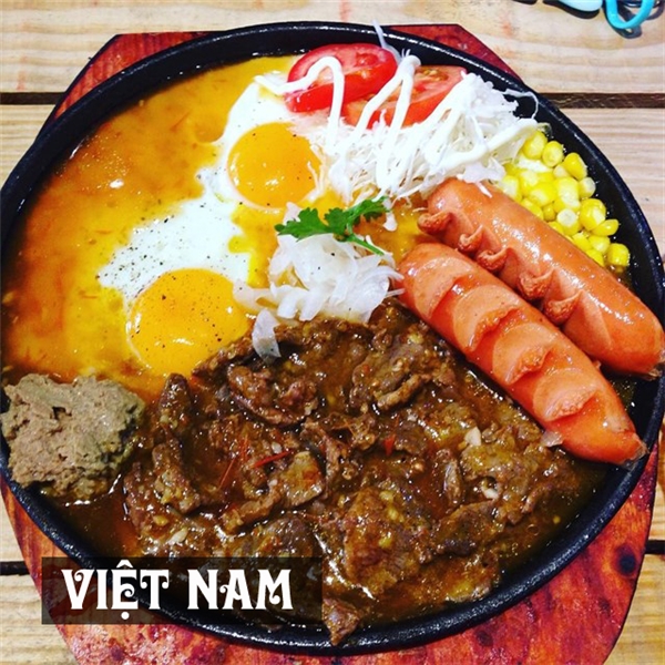 Bữa ăn sáng của người Việt thay đổi đa dạng theo từng vùng miền song bánh mì chảo bao gồm thịt bò sốt, xúc xích chiên và trứng ốp la ăn kèm hành ngò được nhiều người yêu chuộng hơn cả.
