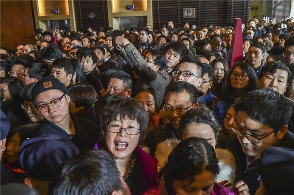 Mọi người chen chúc nhau tại một cửa hàng ở Hàng Châu, Chiết Giang