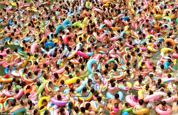 Bể bơi tại huyện Đại Anh, Toại Ninh, Tứ Xuyên chật cứng người đến "thư giãn" vào mùa hè vừa qua.