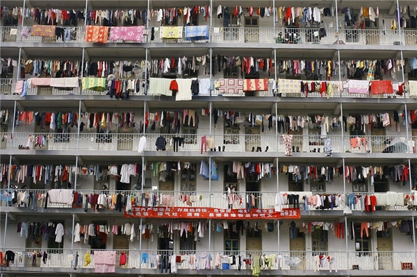 Nhìn đống quần áo treo chằng chịt tại kí túc xá ở Vũ Hán thế này cũng đủ biết sinh viên trường này đông đến mức nào, và đây chỉ mới là một khu thôi nhé.