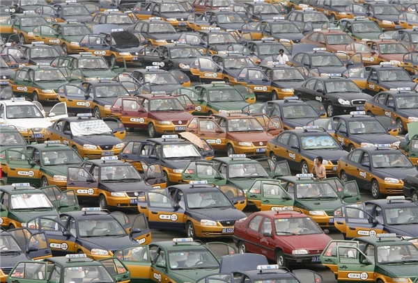 Hàng nghìn chiếc taxi đang đứng chờ khách bên ngoài sân bay quốc tế Bắc Kinh.