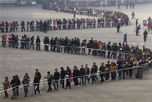 Dân số đông khiến cạnh tranh việc làm càng khó khăn hơn, các hội chợ việc làm tại Trung Quốc luôn là điểm "thu hút" hàng nghìn người.