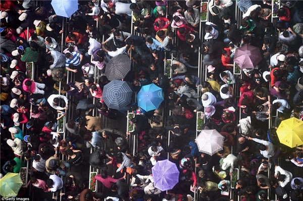 Dù mưa gió bão bùng nhưng vẫn không ngăn được dòng người đến tham quan triễn lãm Expo Thượng Hải.