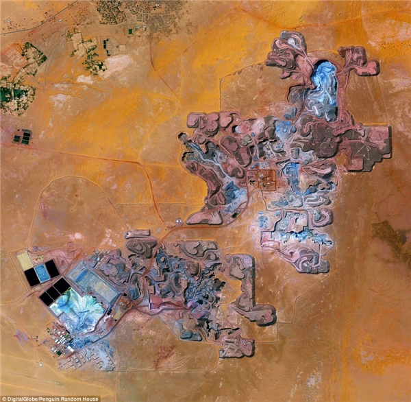 Các mỏ Uranium Arlit được chụp ở Arlit, Niger. Các nhà máy điện hạt nhân và vũ khí hạt nhân của Pháp phụ thuộc vào nguồn Uranium được khai thác từ các mỏ Arlit với sản lượng hơn 3.400 tấn mỗi năm.