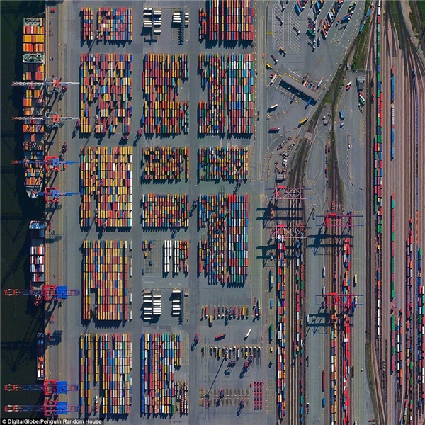 Cảng Hamburg nằm trên sông Elbe ở Hamburg được gọi là "cổng thế giới" của nước Đức. Trung bình mỗi ngày, cơ sở này đón 28 tàu thủy, 200 tàu chở hàng và 5.000 xe tải. Tổng cộng, cảng Hamburg vận chuyển 132.300.000 tấn hàng hóa mỗi năm.