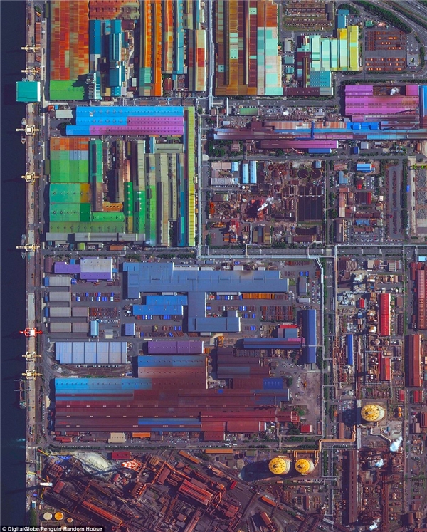 Màu sắc rực rỡ này là hình ảnh nhìn từ trên xuống của các tòa nhà công nghiệp lợp kim loại ở Tokai, Nhật Bản. Nền kinh tế của thành phố phát triển vượt trội nhờ một nhà máy thép khổng lồ dưới dự điều hành của công ty Nippon Steel với sản lượng hàng năm cao hơn 47 triệu tấn thép so với các cơ sở khác. 