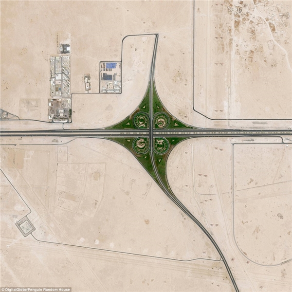 Một thiết kế giao thông độc đáo hình cỏ bốn lá được tìm thấy ở ngoại ô Doha, Qatar. Thiết kế này giúp xe cộ qua lại trên ngã tư đường cao tốc mà không cần phải dừng lại. 