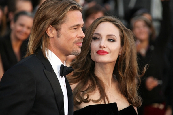 Còn Angelina luôn hướng về Brad Pitt với ánh mắt say đắm như thế này.