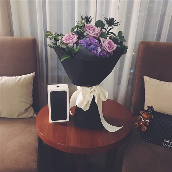 Không chỉ tặng hoa, người yêu Văn Mai Hương còn tặng cô iPhone 7.