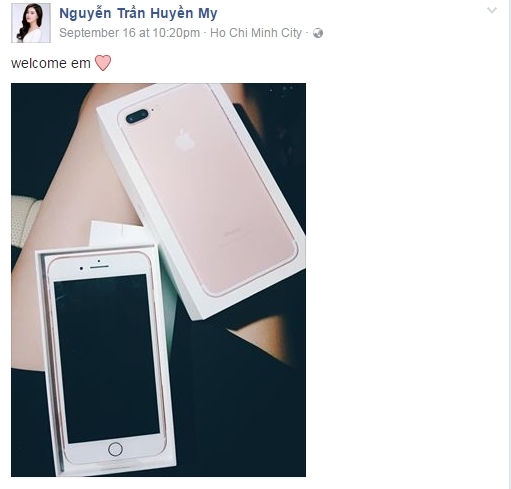 Á hậu Huyền My đã nhanh tay "tậu" một chiếc iPhone màu vàng hồng từ ngày 16/9.