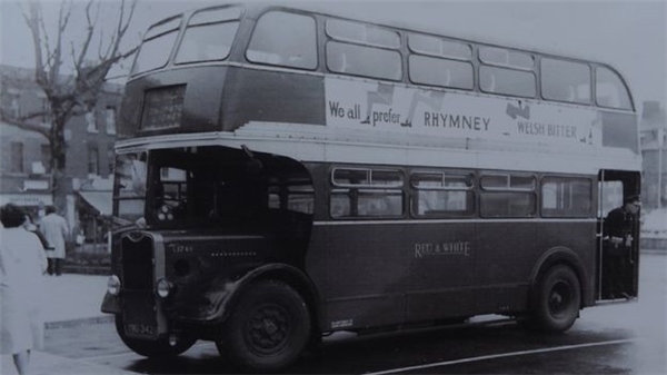 Họ gặp nhau lần đầu trên chuyến xe buýt màu đỏ trắng vào năm 1956.