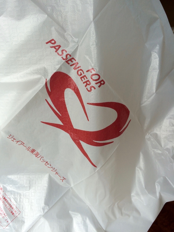 Các cửa hàng tiện lợi khuyến khích hàng lấy túi nilong để đựng rác thải từ những sản phẩm vừa mới mua.