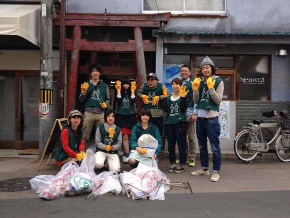 Tổ chức tình nguyện Greenbird Okayama khuyến khích người dân chung tay dọn vệ sinh ở những khu vực giao thông cao điểm.