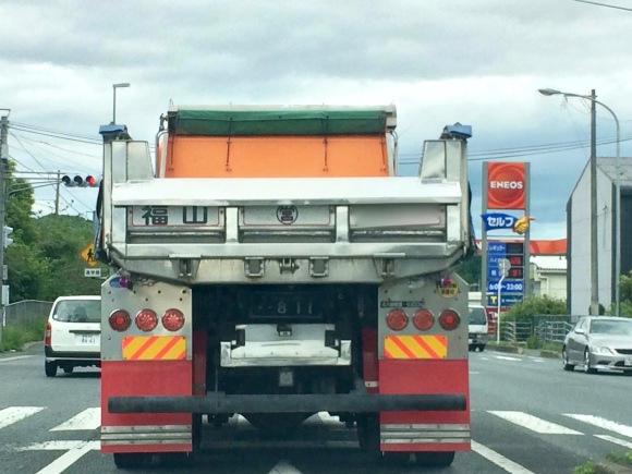 Một xe tải ở Nhật được rửa và lau chùi sạch bóng.