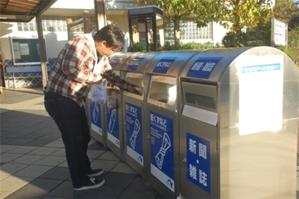 Người dân đang bỏ rác vào các thùng phân loại ở Nhật.