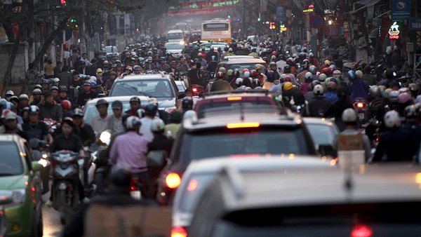 Cảnh tắc đường thường xuyên xảy ra trên phố Khâm Thiên. Theo nhận xét của Llewellyn King "Dòng xe lưu trên đường trông như một đàn kiến, lộn xộn một cách nhẫn nại"