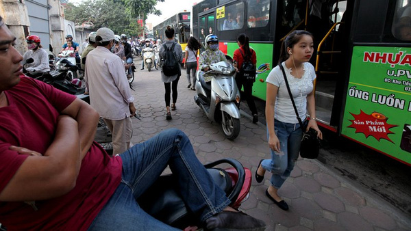 Người đi bộ cùng xe máy di chuyển trên vỉa hè đường Nguyễn Trãi