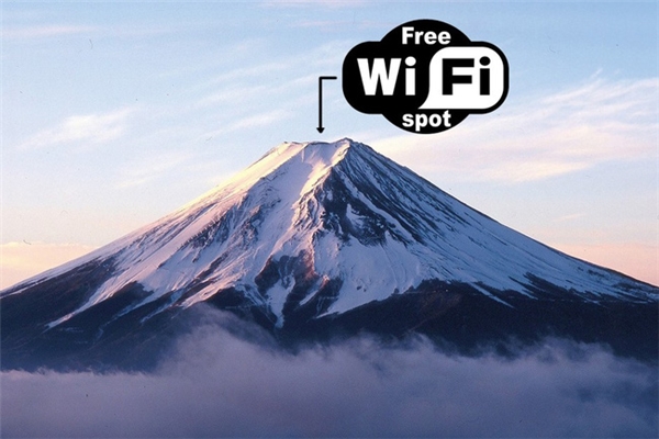 Những vị khách chinh phục thành công đỉnh Phú Sĩ có thể truy cập Wi-Fi và chia sẻ khoảnh khắc hạnh phúc đến bạn bè, người thân mình ngay tại đây.