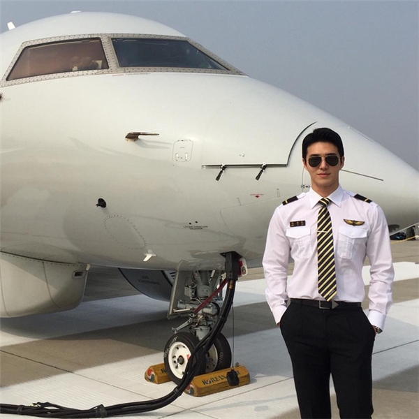 Bảnh bao và chững chạc, Choi được người hâm mộ tặng biệt danh "phi công đẹp trai nhất xứ Hàn"