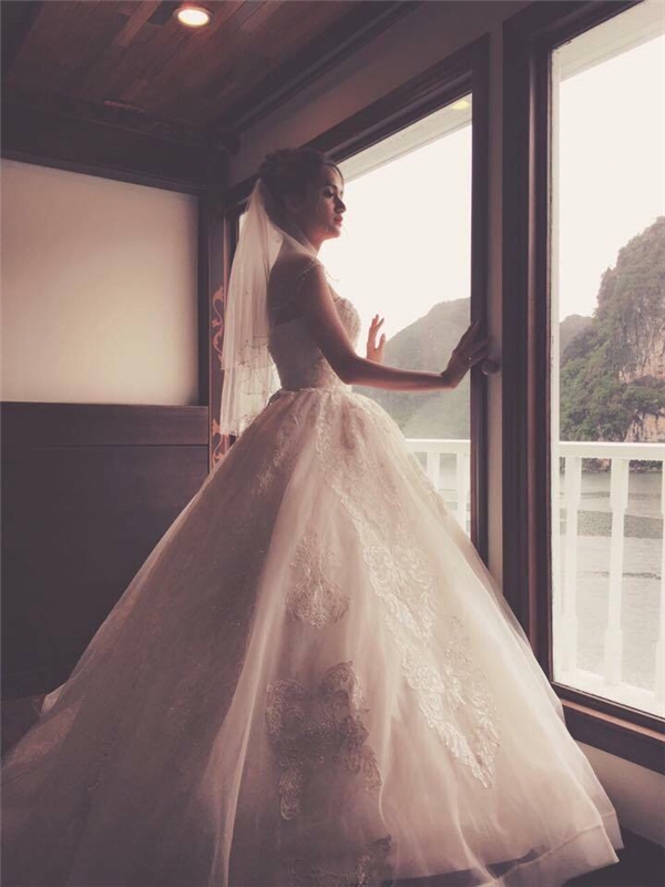 Trong khung cảnh lãng mạn và sang trọng trên chiếc du thuyền với hoa hồng trắng, cô dâu Hương Giang Idol xuất hiện lộng lẫy và đón chờ khoảnh khắc hạnh phúc của mình.