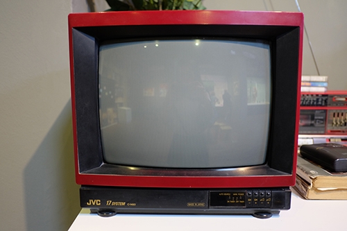 Chiếc TV vỏ đỏ hiệu JVC rất đắt đỏ.
