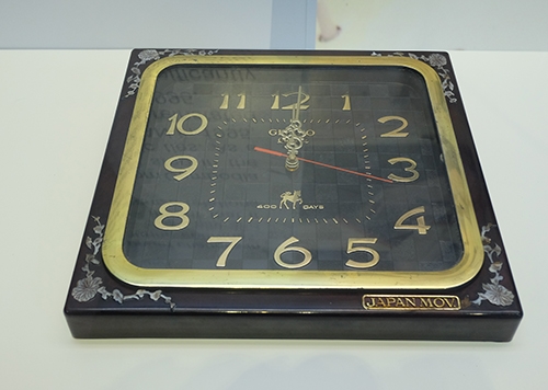 Đồng hồ treo tường hiệu Gimiko được xem như một vật phẩm sang trọng để trang trí căn phòng.