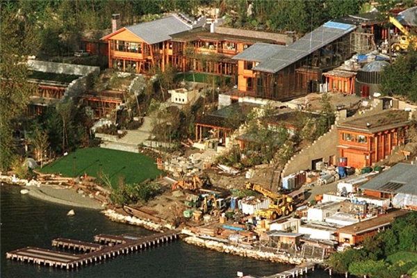 Nằm ngay kế bên Hồ Washington, tòa dinh thự của Bill Gates trang bị các bến tàu cho thuyền bè của gia đình ông cũng như của bạn bè đến chơi. Tuy nhiên khu vực này lại không đủ chỗ cho chiếc du thuyền siêu sang trị giá 330 triệu đô (hơn 7.300 tỷ đồng).