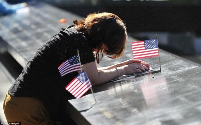 Những người thân của các nạn nhân trong thảm họa 11/9 khóc thương cho các nạn nhân đã ra đi mãi mãi