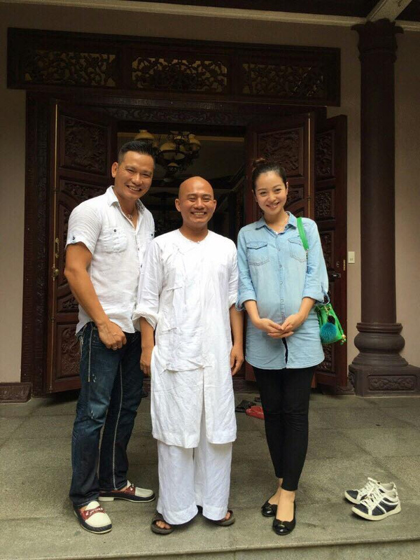 Jennifer Phạm tươi tắn thăm chùa Thiên Hưng