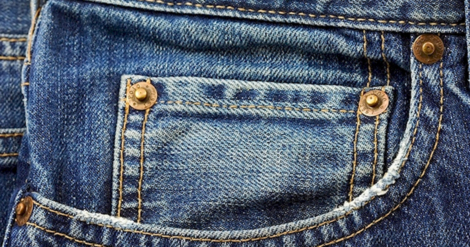 Những chiếc đinh tán sẽ giúp túi quần jean chắc chắn hơn và không dễ dàng bị rách như trước nữa
