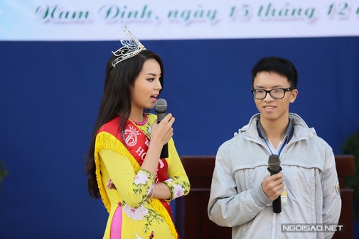 Cựu Hoa hậu trao tặng cho trường 10 triệu đồng để hỗ trợ cho những học sinh nghèo vượt khó