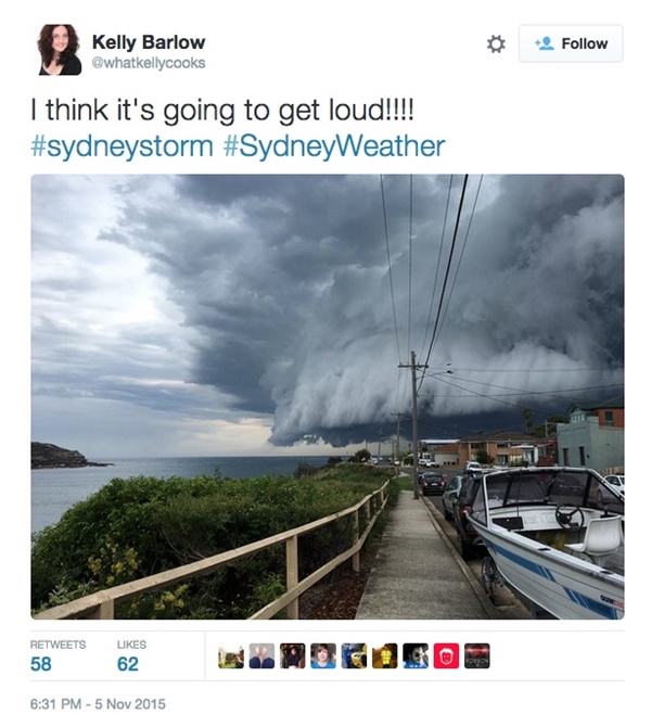 “Tôi nghĩ là trời sắp có sấm rất to” – một cô gái Sydney đã đăng tải bức ảnh chụp cảnh tượng thiên nhiên hùng vĩ này trong lúc đón chờ một cơn bão lớn