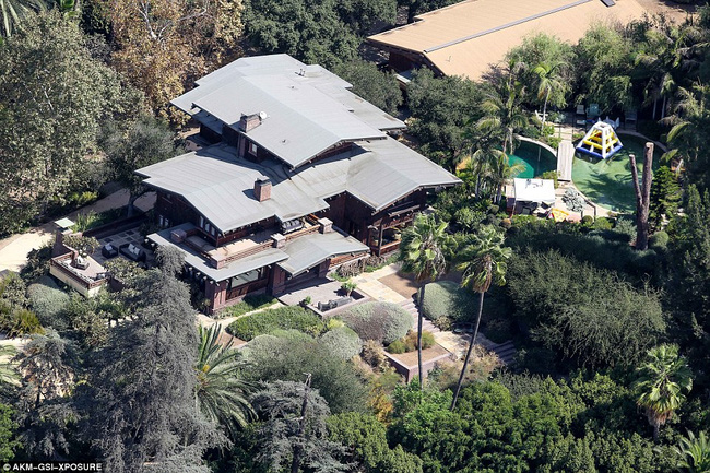 Brad Pitt thì ở lại ngôi nhà tại khu vực Los Feliz, cách ngôi nhà trên khoảng 1 giờ đi xe