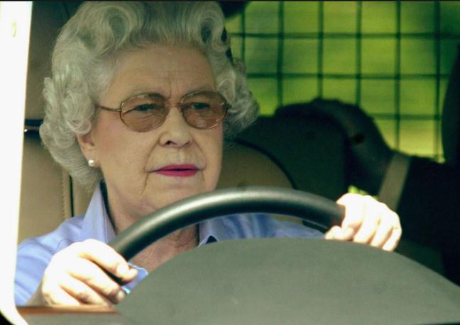 Nữ hoàng cũng không cần bằng lái xe