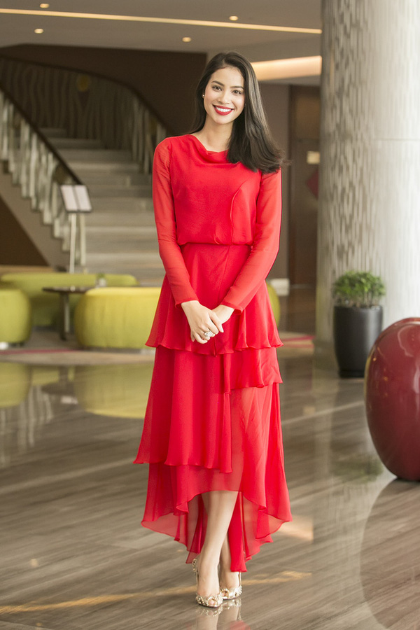 Tông màu đỏ tươi nổi bật với thiết kế váy thướt tha nhẹ nhàng giúp Hoa hậu Phạm Hương duyên dáng và xinh đẹp hơn bao giờ hết.