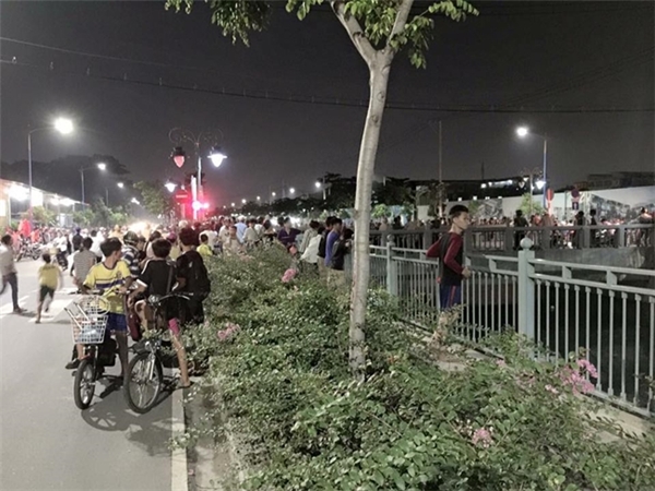 Hàng ngàn người đổ ra đường làm kẹt xe nghiêm trọng