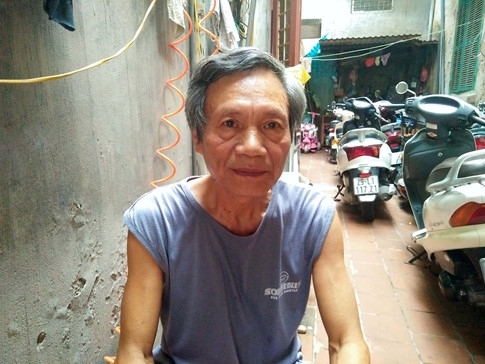 Ông Minh mở cửa hàng trông và sửa xe, giúp vợ nuôi các con nhỏ