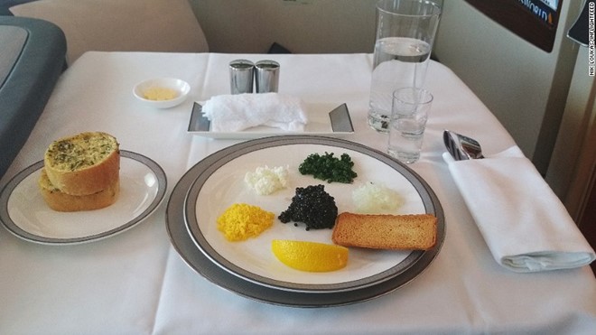 Loukas cho biết du khách có thể sử dụng dịch vụ đặt món để có cảm giác “như đang ăn ở nhà hàng của riêng mình trên độ cao 10.000 m. Ngoài ra, Singapore Airlines còn có các bữa ăn hạng phổ thông rất ngon.
