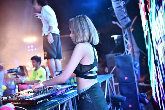 Nữ DJ cuốn hút trong bộ trang phục đen ôm sát, gợi cảm khi chơi nhạc tại Vũng Tàu
