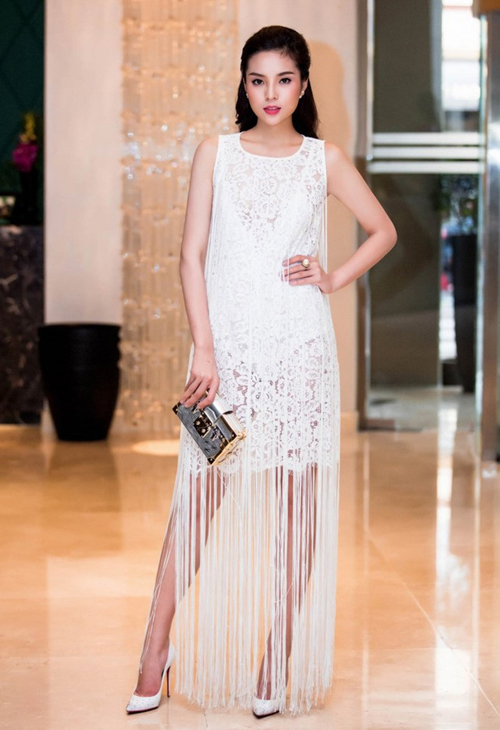 Hoa hậu Kỳ Duyên và phong cách hiện đại khi chọn cho mình mẫu váy ren trắng kết hợp dải tua rua tiệp màu.