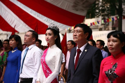 Hoa hậu Mỹ Linh làm lễ chào cờ và hát quốc ca cùng toàn thể thầy cô và học sinh trường cũ
