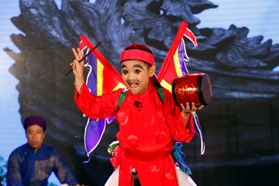 Trịnh Nhật Minh sinh ra trong một gia đình nghệ thuật truyền thống. Bố cậu bé hy vọng sẽ được kết hợp với con trên sân khấu The Voice Kids.