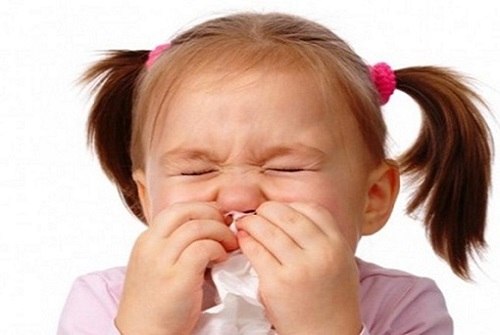 Trẻ xì mũi quá mạnh khiến tai cũng bị ảnh hưởng