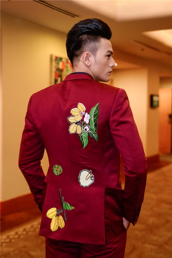 Người mẫu Lê Xuân Tiền diện vest đỏ có họa tiết hoa lá mang cảm hứng Á đông của nhà thiết kế Anna Võ
