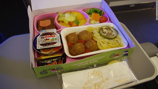 Suất ăn cho trẻ em ngon nhất - Lufthansa/Eva Air: Lufthansa có một đầu bếp nổi tiếng chuyên làm các suất ăn phục vụ trẻ em. Eva Air có các suất ăn theo chủ đề Hello Kitty trên một số chuyến bay khiến trẻ em thích thú.
